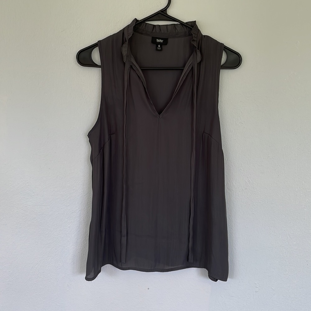 Mossimo gray sleeveless ruffle neckline blouse size small - Picture 2 of 5